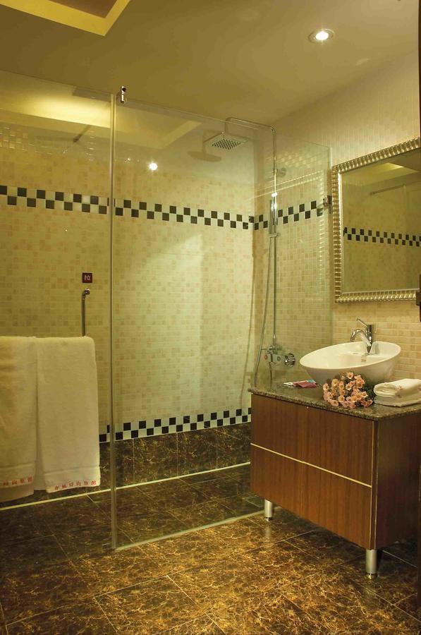 Spring Breeze Boutique Motel Kaohsiung Bagian luar foto